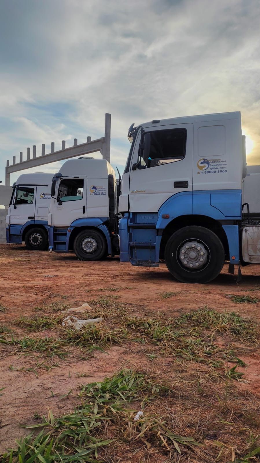Caminhão carregado com estrutura metálica