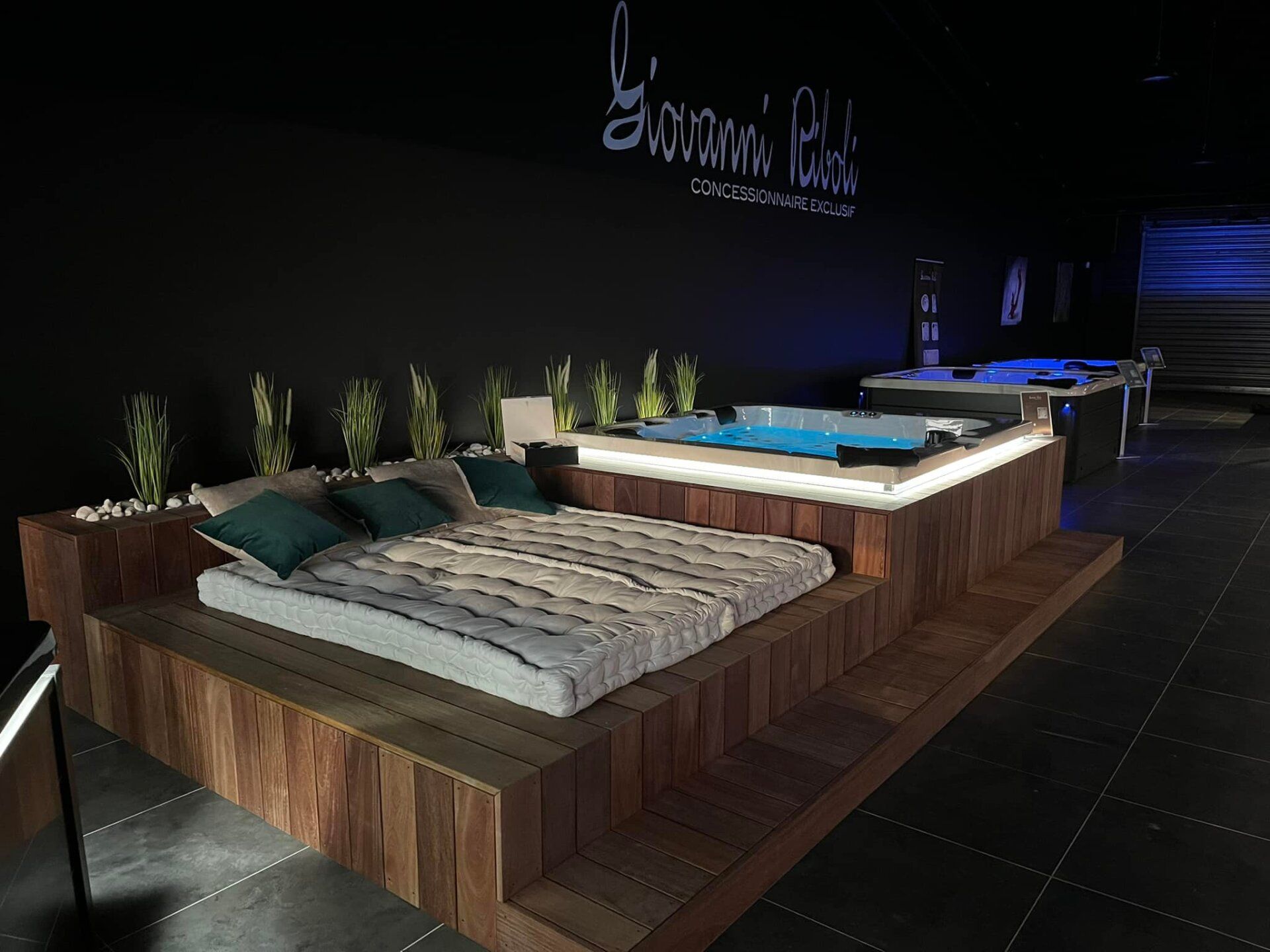 Une chambre avec un grand lit et un bain à remous
