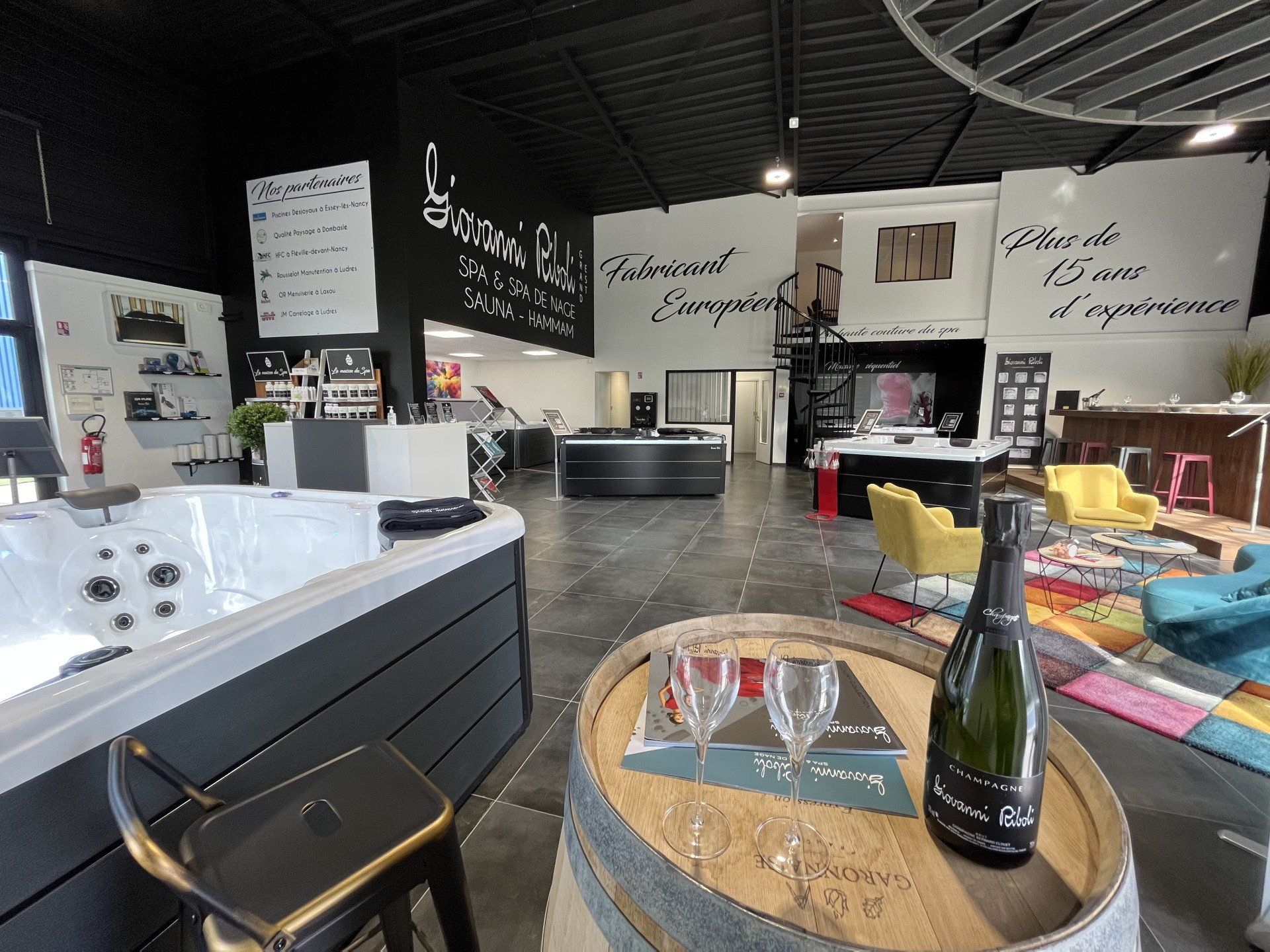 Une bouteille de champagne repose sur un tonneau en bois dans un magasin