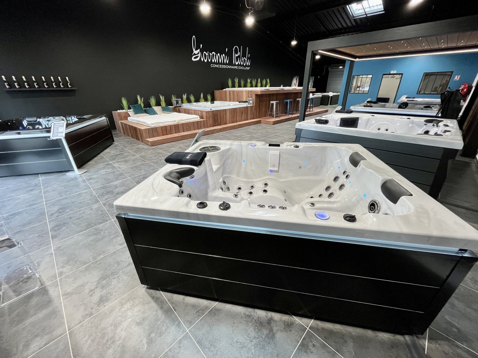 Une grande baignoire jacuzzi se trouve au milieu d'une pièce.