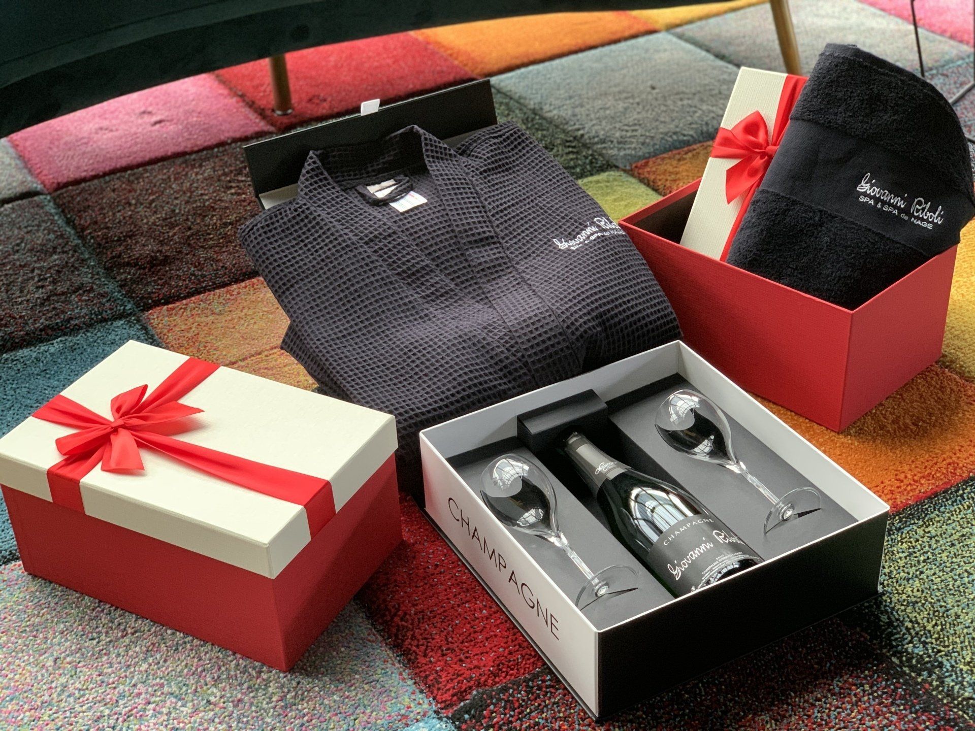 Un coffret cadeau rempli d'une bouteille de vin et de deux verres à vin.