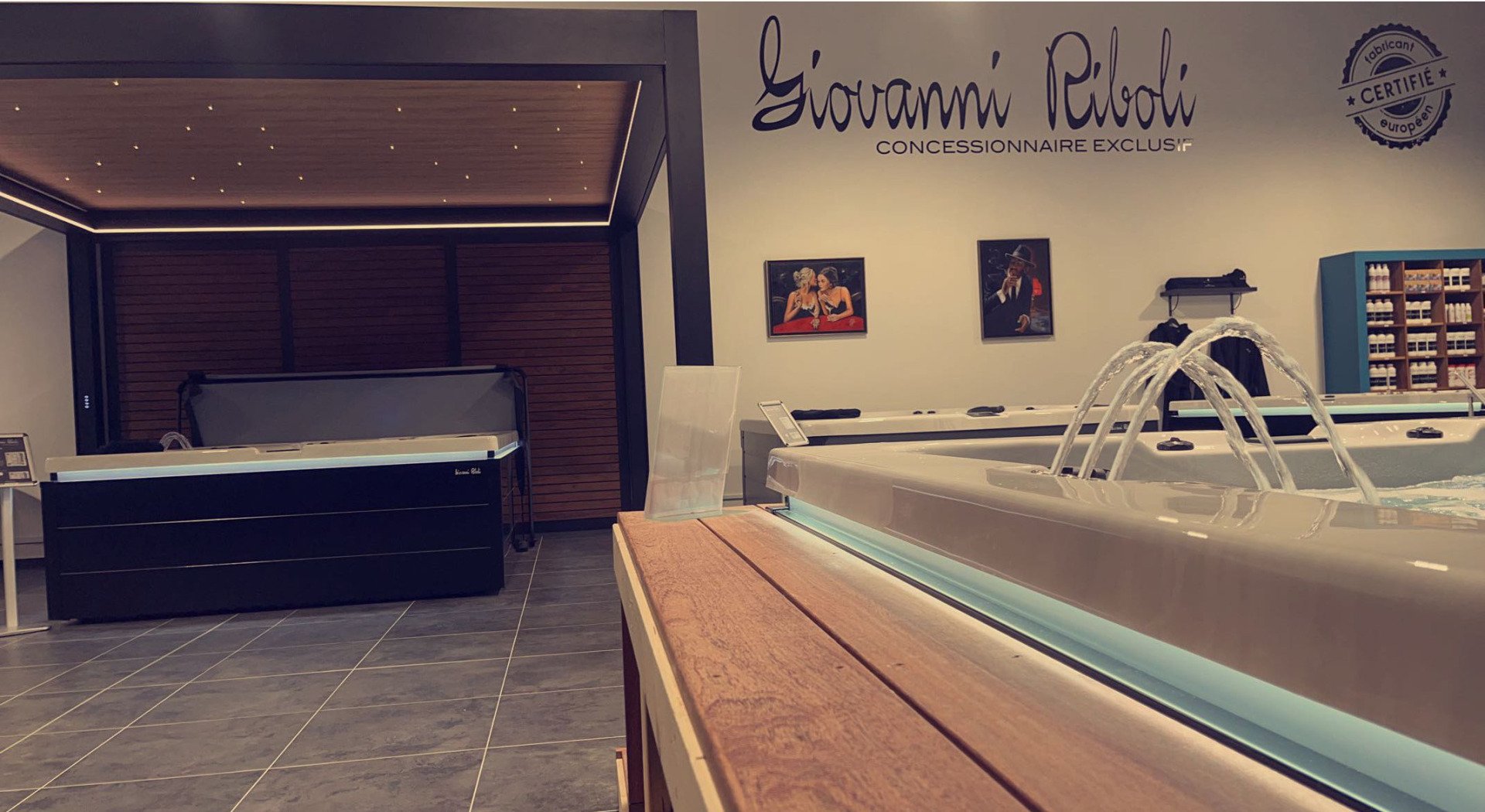 Un jacuzzi dans une pièce avec le mot piscine écrit sur le mur