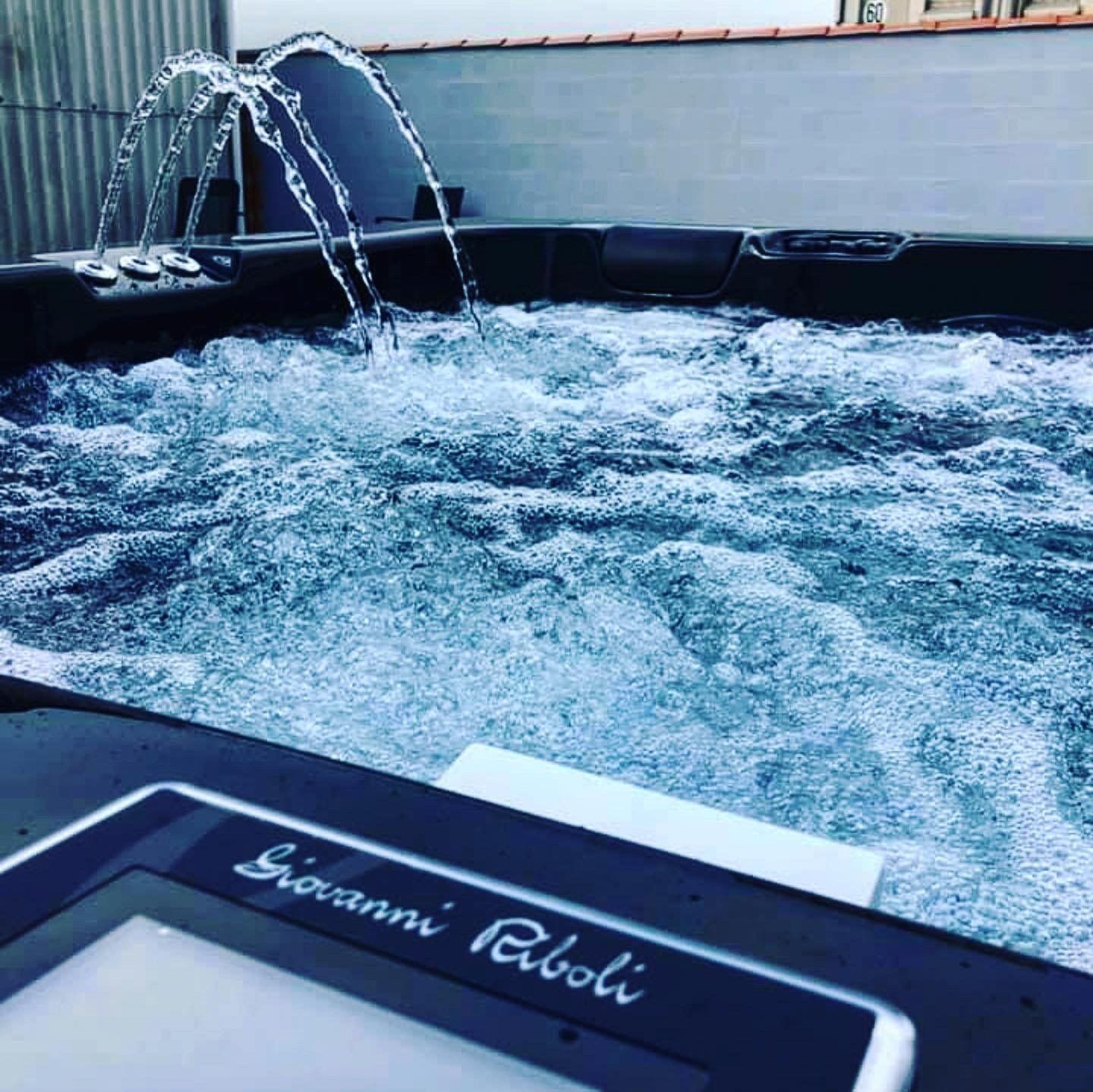 Un bain à remous avec une fontaine au milieu.