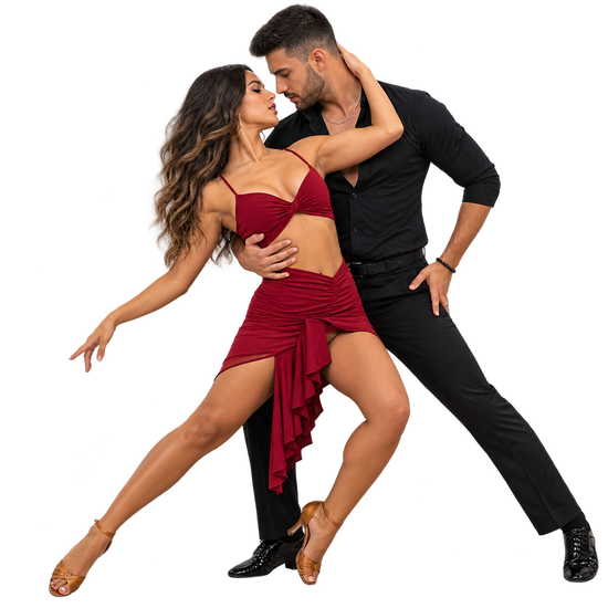 Due ballerini vestiti di rosso e nero posano vicini, a metà di una danza, su uno sfondo bianco.