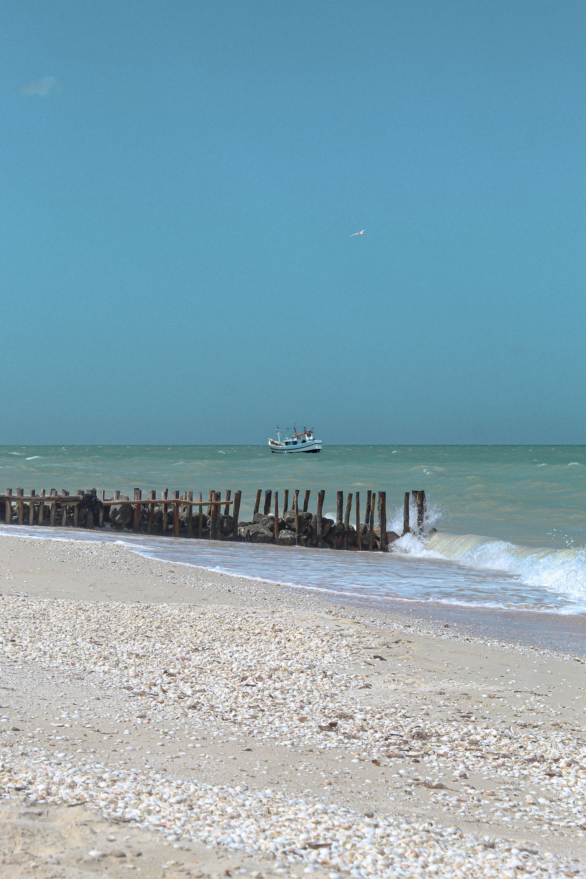 Bote pesquero en las playas de Chuburná