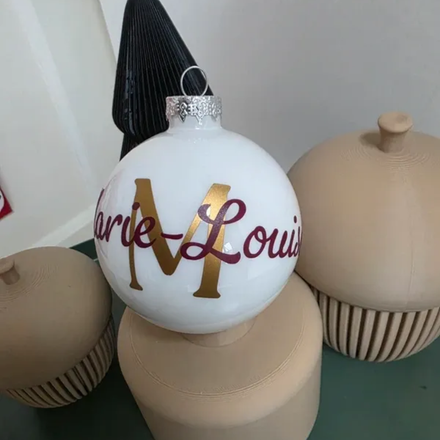 Wit, gepersonaliseerd kerstornament met gouden letters