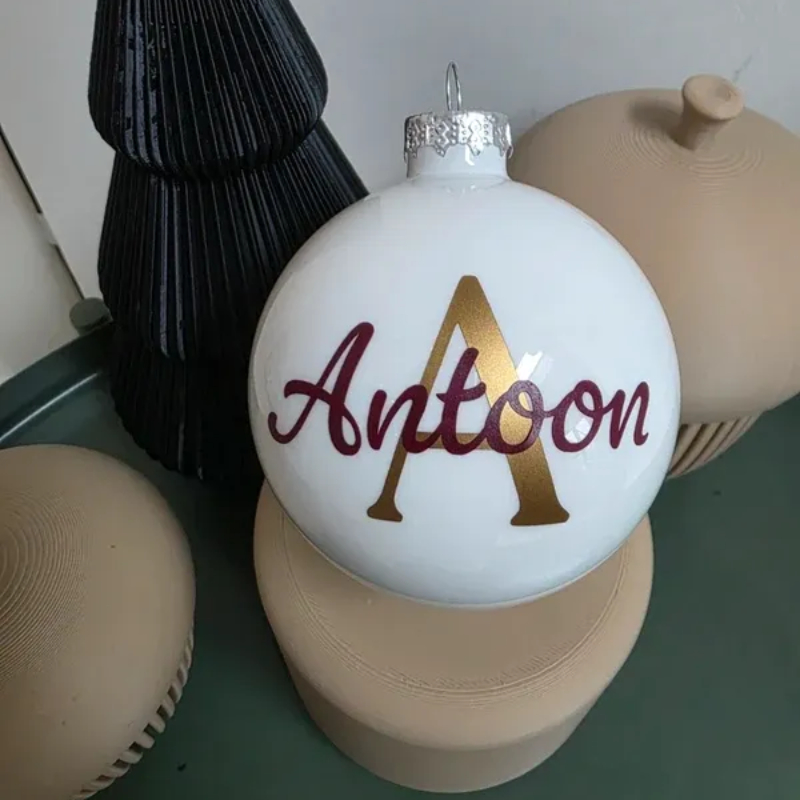 Witte kerstversiering met een gouden