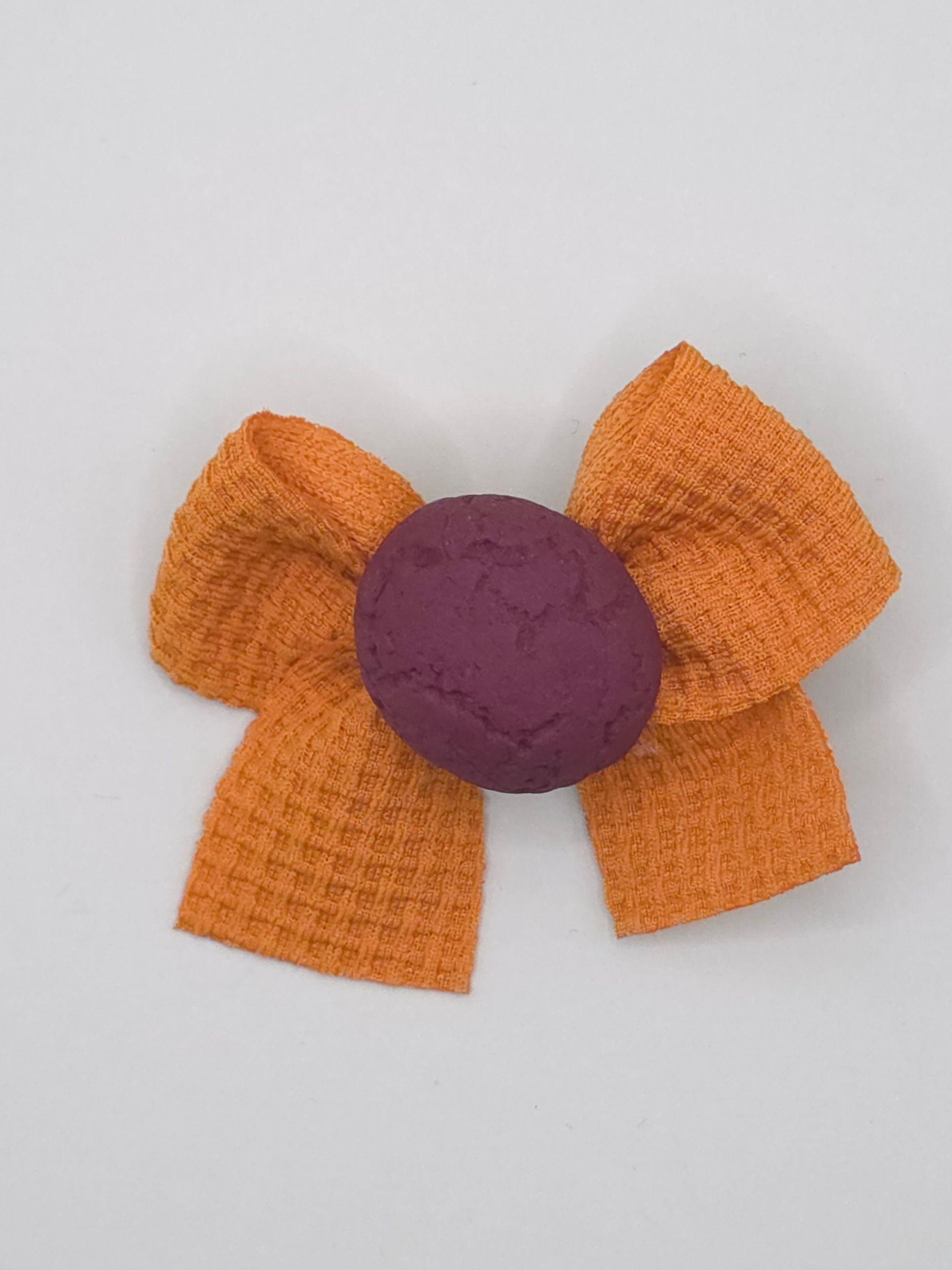 Verspreide roze koekjes met kleurrijke hagelslag rond een paars midden op een witte ondergrond.