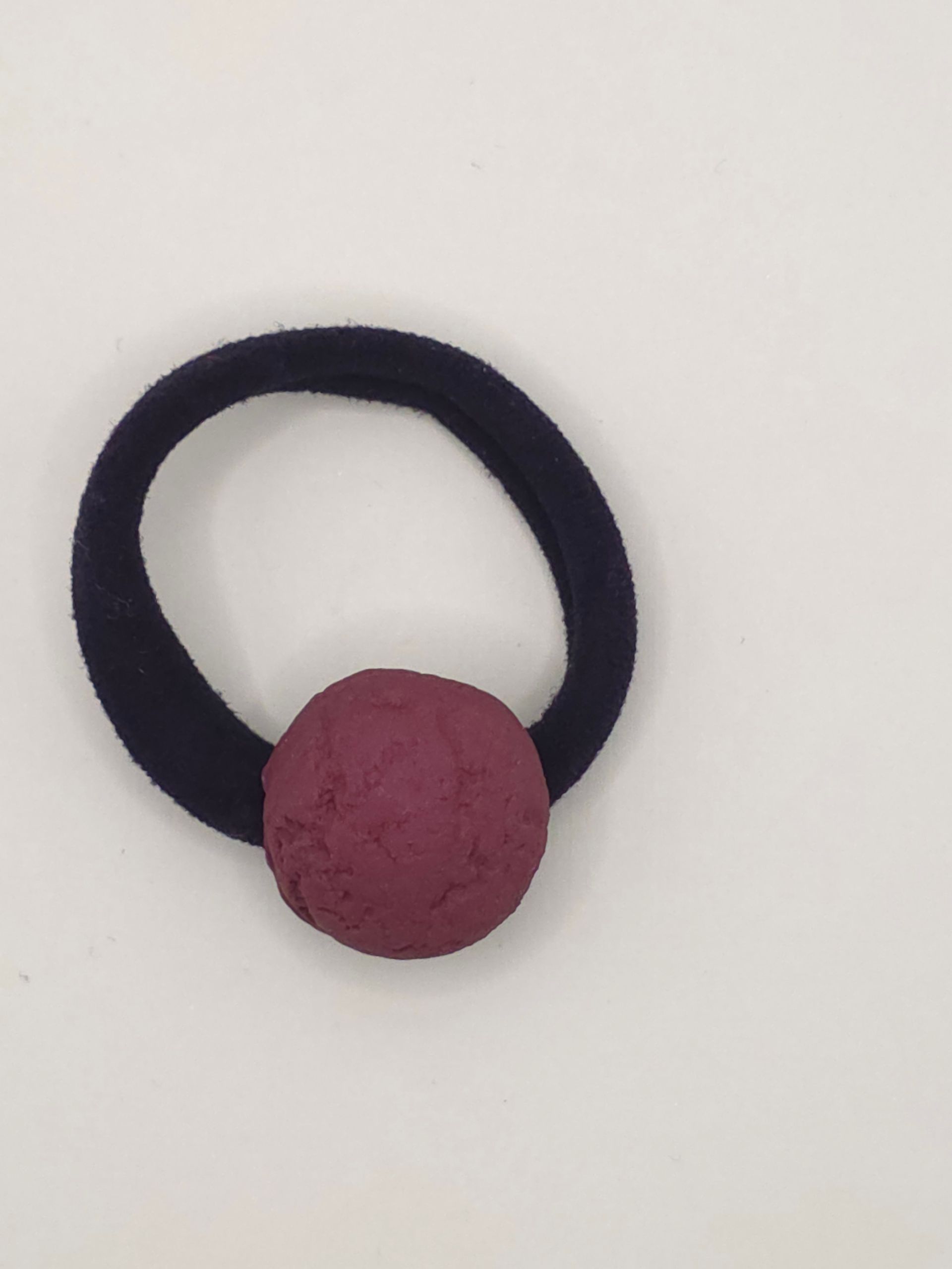 Hartvormige opstelling van dierenvoer rond een kattenhalsband op een witte achtergrond
