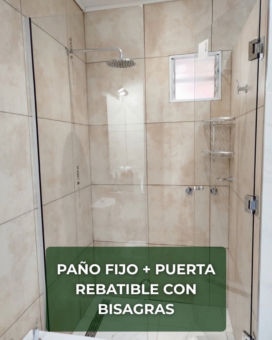 Mampara de ducha de cristal con panel fijo y puerta batiente, mostrada en un baño con azulejos beige.