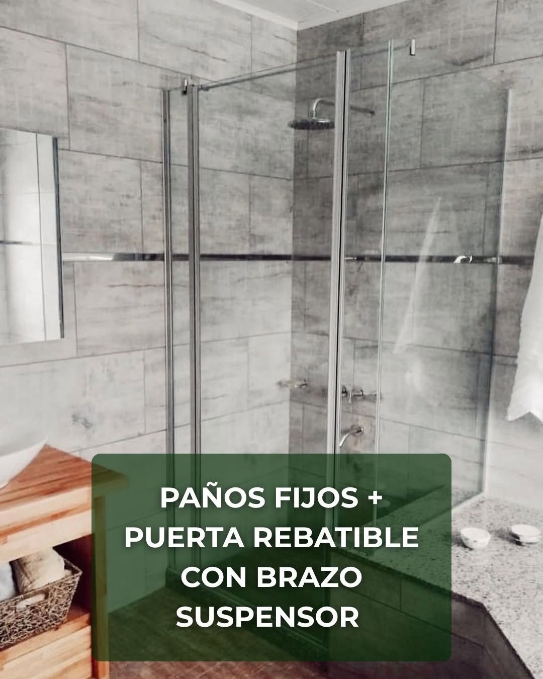 Mampara de ducha de cristal con paneles fijos y puerta batiente, tirador cromado, en un baño alicatado.