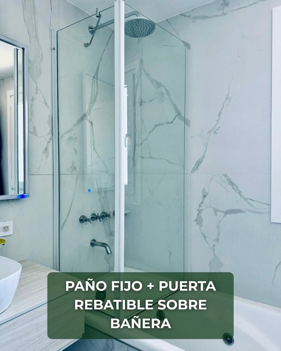 Mampara de ducha de cristal con azulejos que imitan el mármol y texto: “PANO FIJO + PUERTA REBATIBLE SE DOBLE A BATERA”