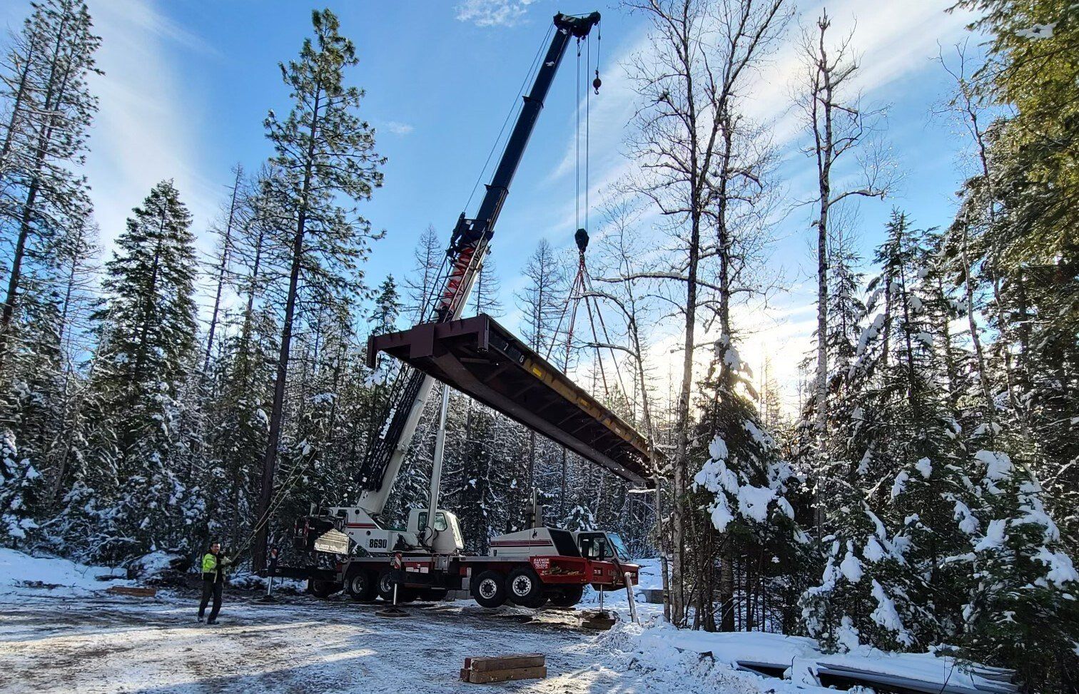 Boom crane lifting bridge
