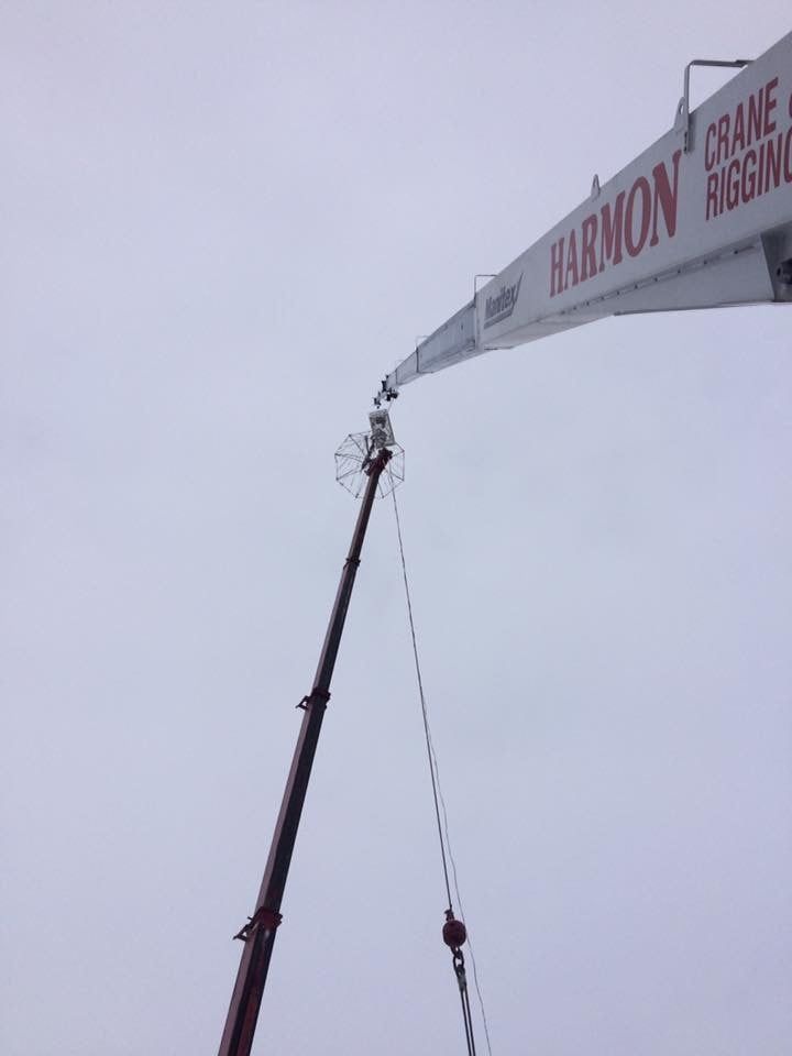 Lifting personnel to Christmas tree