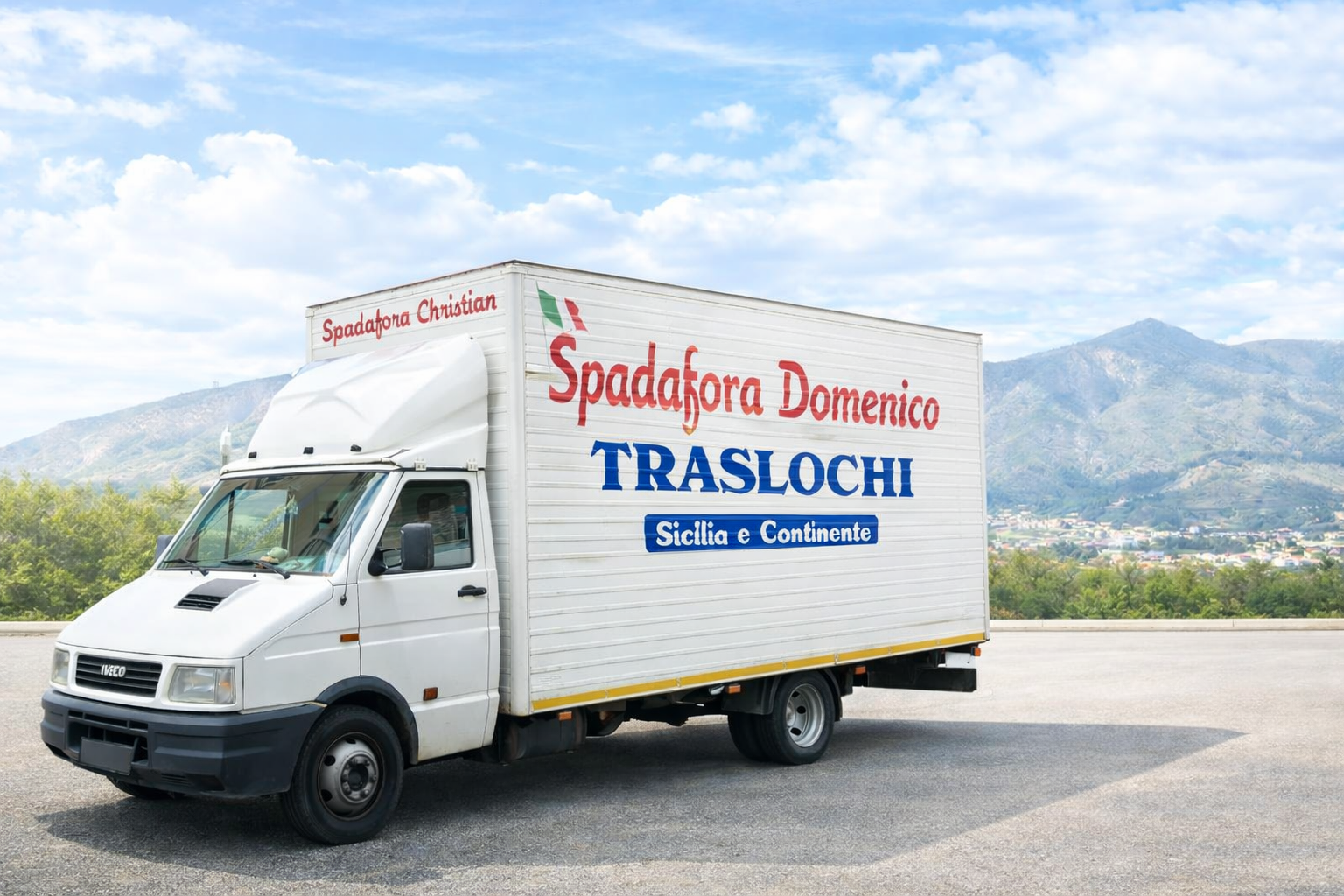 Camion bianco dell'azienda di traslochi e trasporti Prealpina.