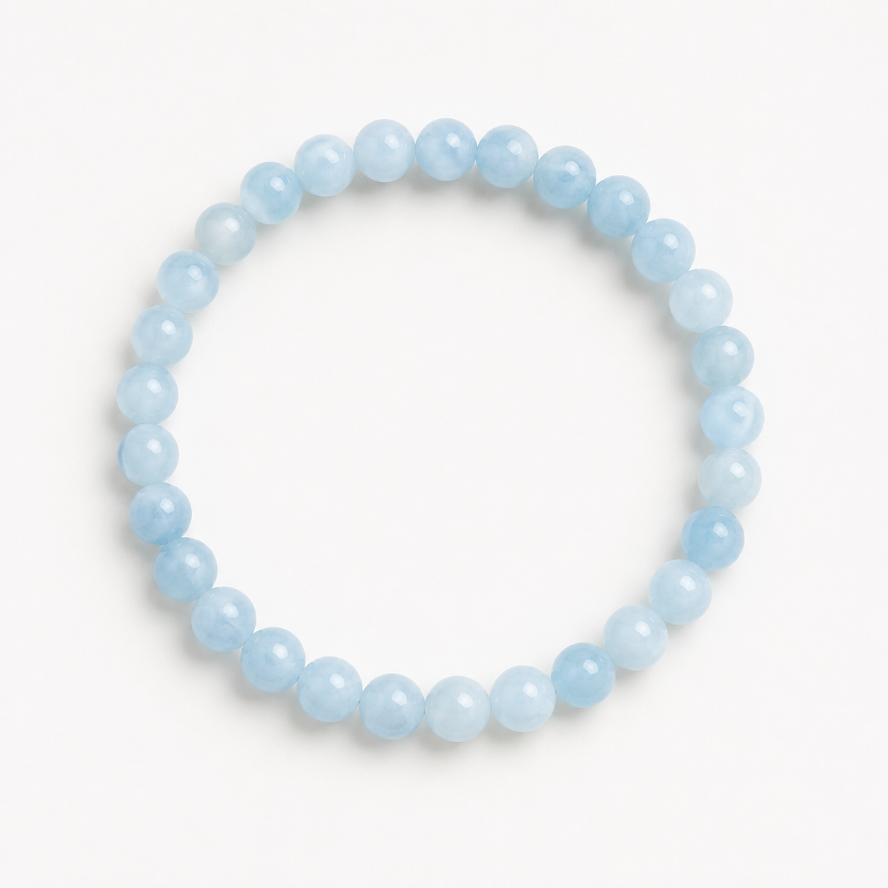 Handgemaakte elastische armband met lichtblauwe aquamarijnkralen van 6 mm. Een verfijnd sieraad met zachte, natuurlijke kleurnuances.
