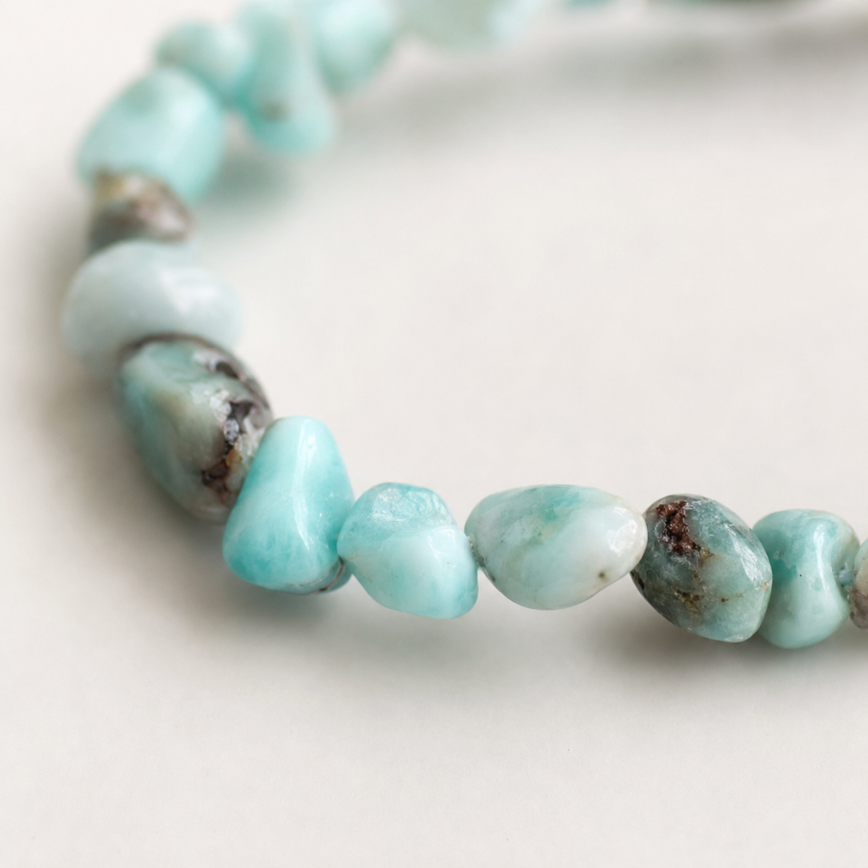 Handgemaakte larimar armband met natuurlijke chipkralen van circa 6 mm