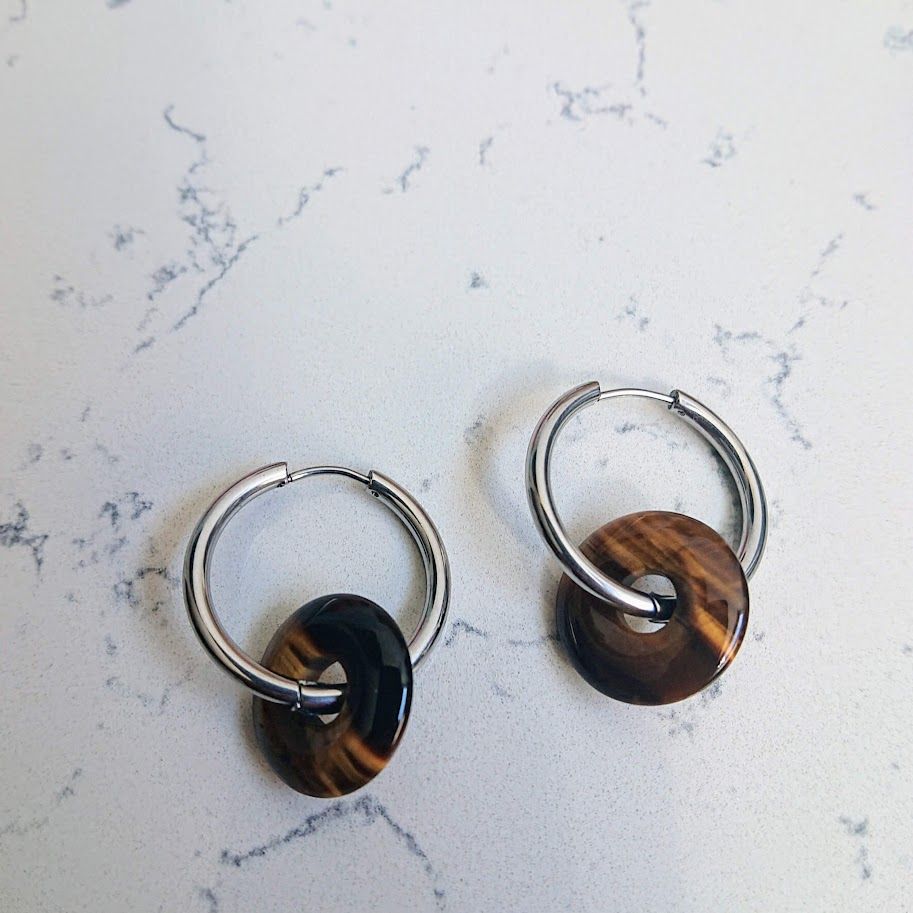 oorbellen of oorringen van stainless steel met donutkralen als hangers van natuursteen tijgeroog