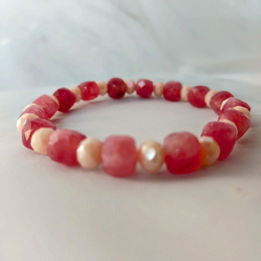 Armband van aardbeienkwartsblokkralen afgewisseld met roze facetkralen geregen op elastiek.