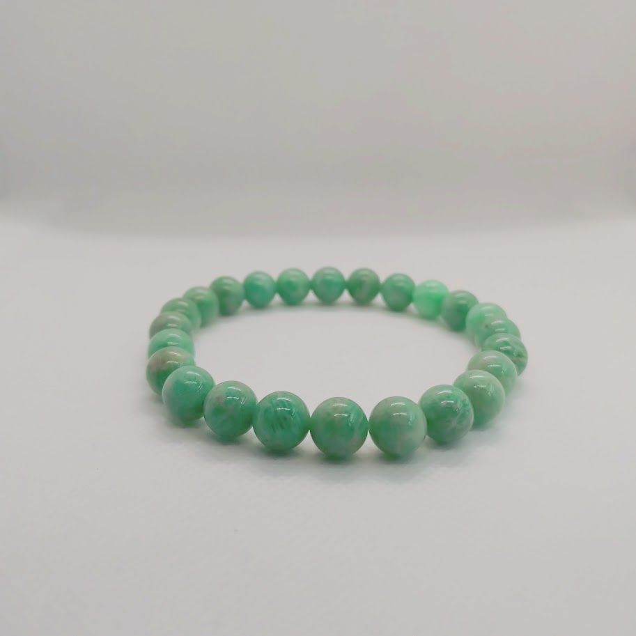 Armband van amazonietkralen geregen op elastiek.