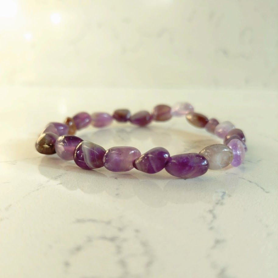 Armband van amethist pebblekralen geregen op elastiek.