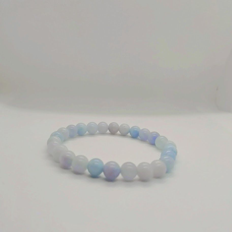 Armband van aquamarijnkralen geregen op elastiek.