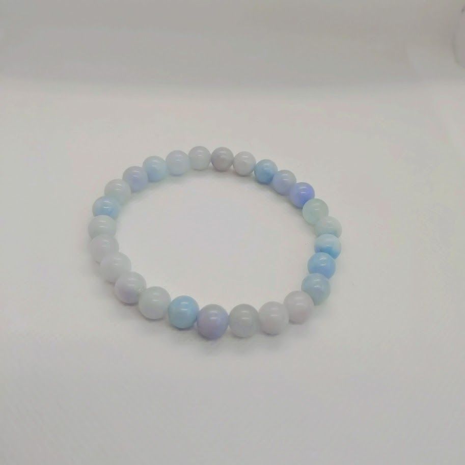 Armband van aquamarijnkralen geregen op elastiek.