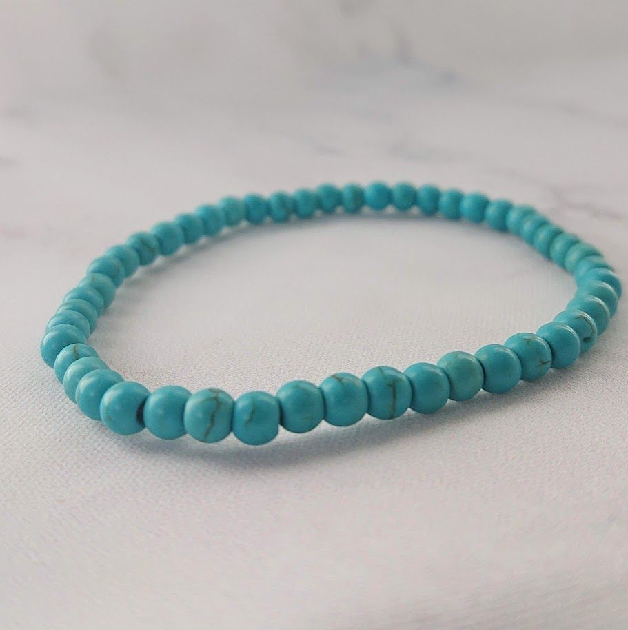Armband van blauwe jasperkralen van 6mm geregen op elastiek.