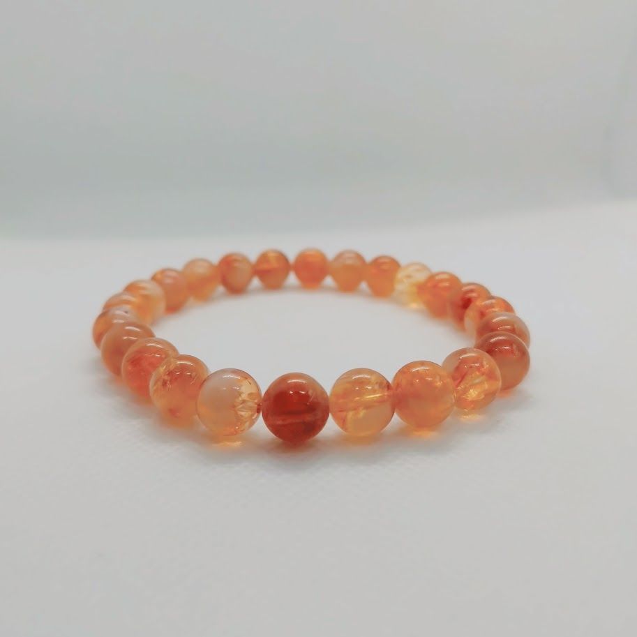 Armband van citrienkralen geregen op elastiek.