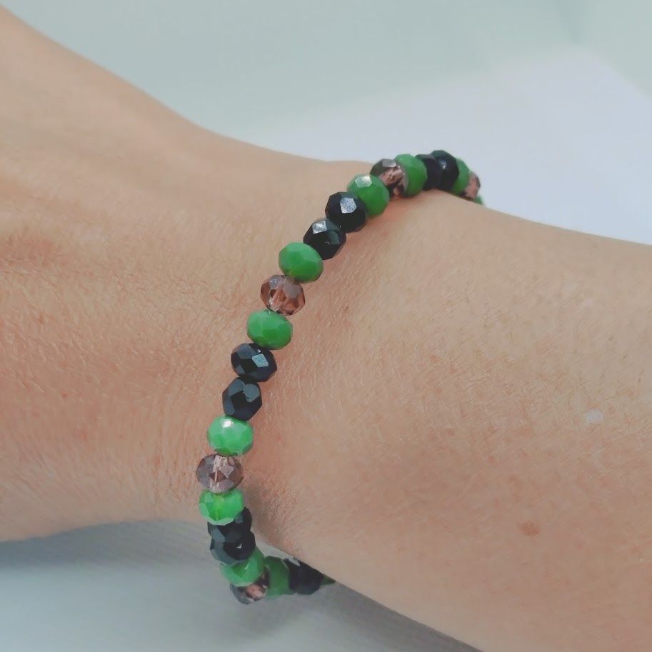 Armband op elastiek met 6mm facetkralen in een mooie kleurenmix van zwart, donkergroen en bordeaux