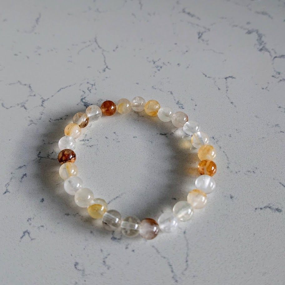 Armband op elastiek van 6mm Golden Healer kralen met mooie bruine gele en witte tinten