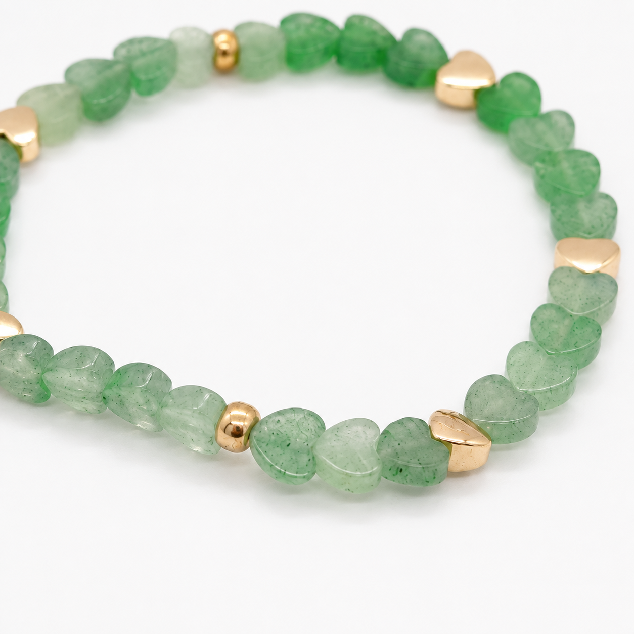 Armband met groene aventurijn hartjes en goudkleurige accenten