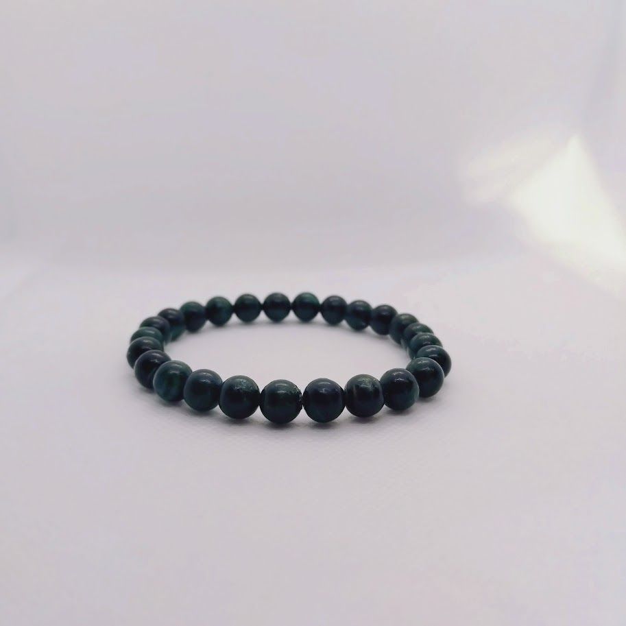 Armband van donkergroene edelsteenkralen van 8mm op elastiek geregen.