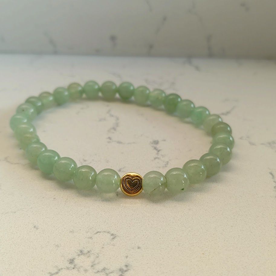 Armband van groene aventurijnkralen op elastiek geregen.