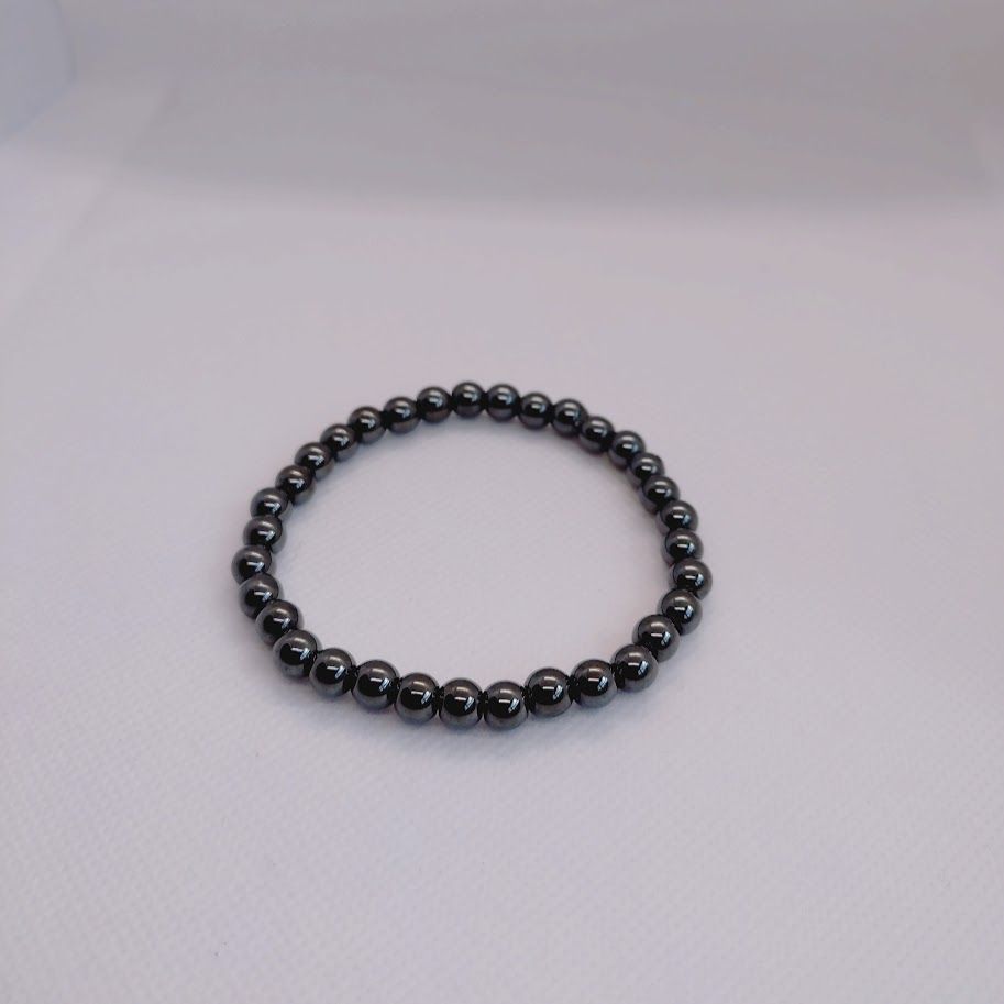 Armband van 6mm hematietkralen geregen op elastiek.