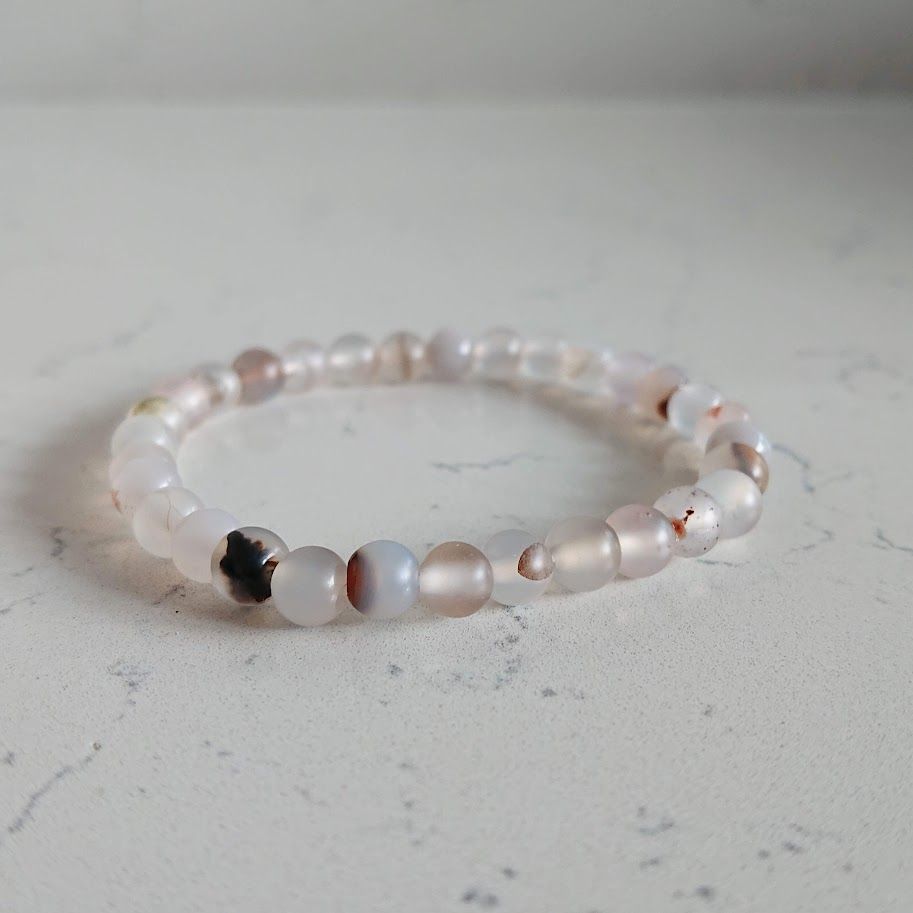 armband van natuursteenkralen van india agaat met een aparte look door de mooi licht gevlekte kralen