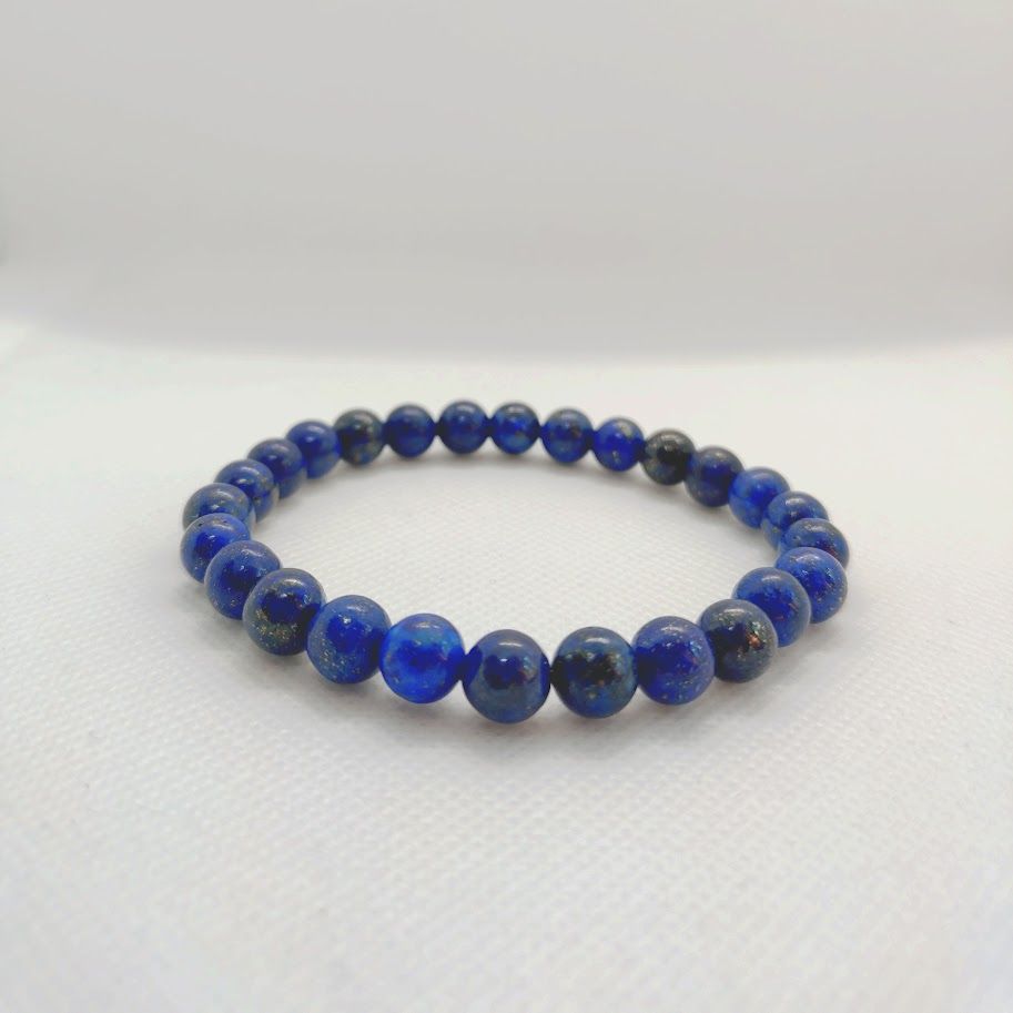 Armband van lapis lazulikralen geregen op elastiek.