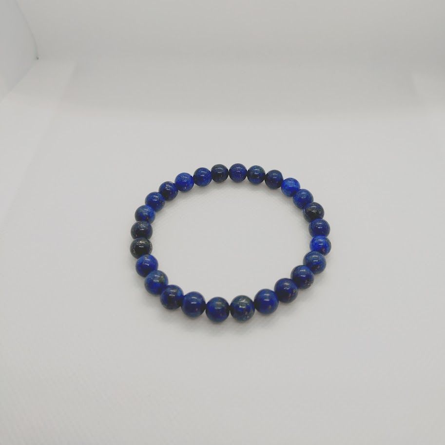 Armband van lapis lazulikralen geregen op elastiek.