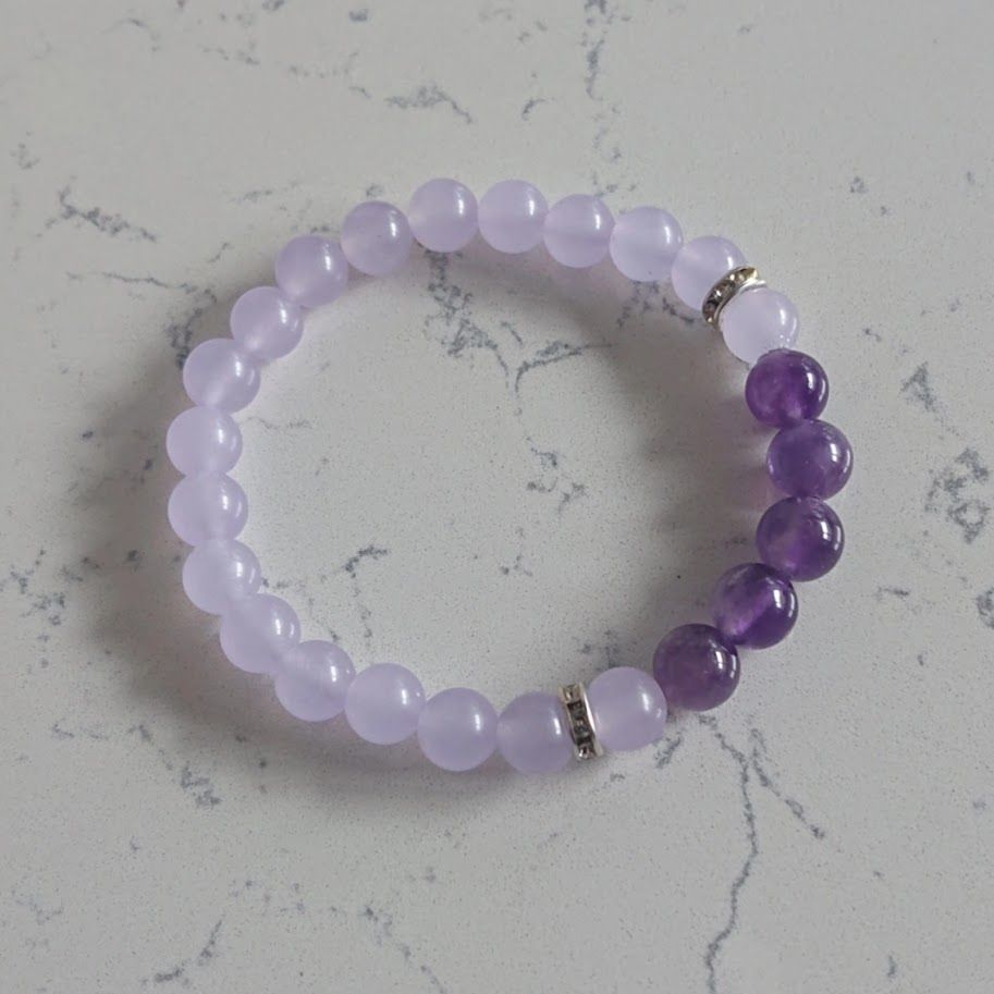 Armband van lila amethistkralen van 6mm gecomineerd 5 paarse amethistkralen en 2 zilveren tussenkralen met strass steentjes