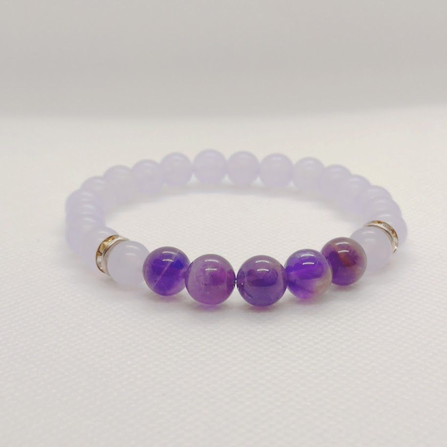 Armband van lila amethistkralen van 6mm gecomineerd 5 paarse amethistkralen en 2 zilveren tussenkralen met strass steentjes