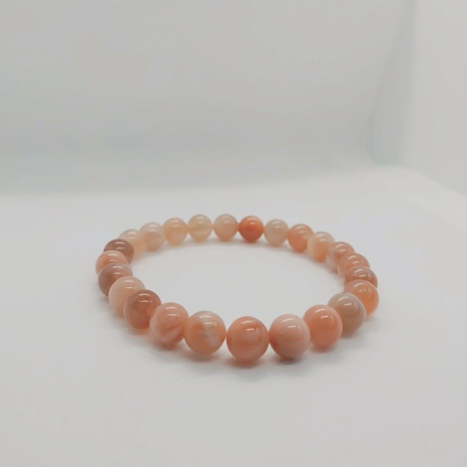 Armband van maansteensteenkralen geregen op elastiek.