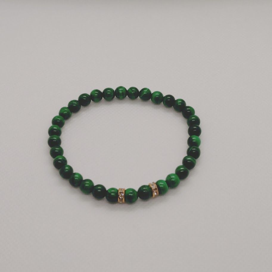 Armband op elastiek van chique diepgroene 6mm malachietkralen met gouden stainless steel tussenkralen met strass steentjes