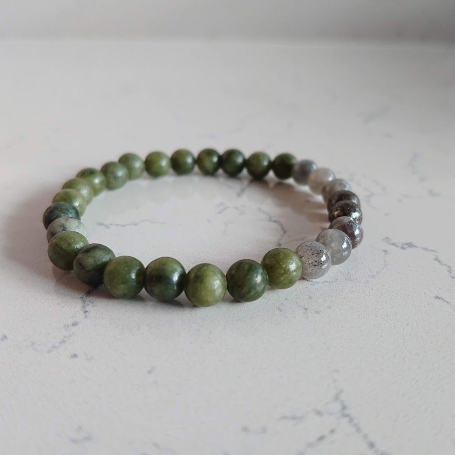 armband van natuursteenkralen in een groene mix met een stoere uitstraling