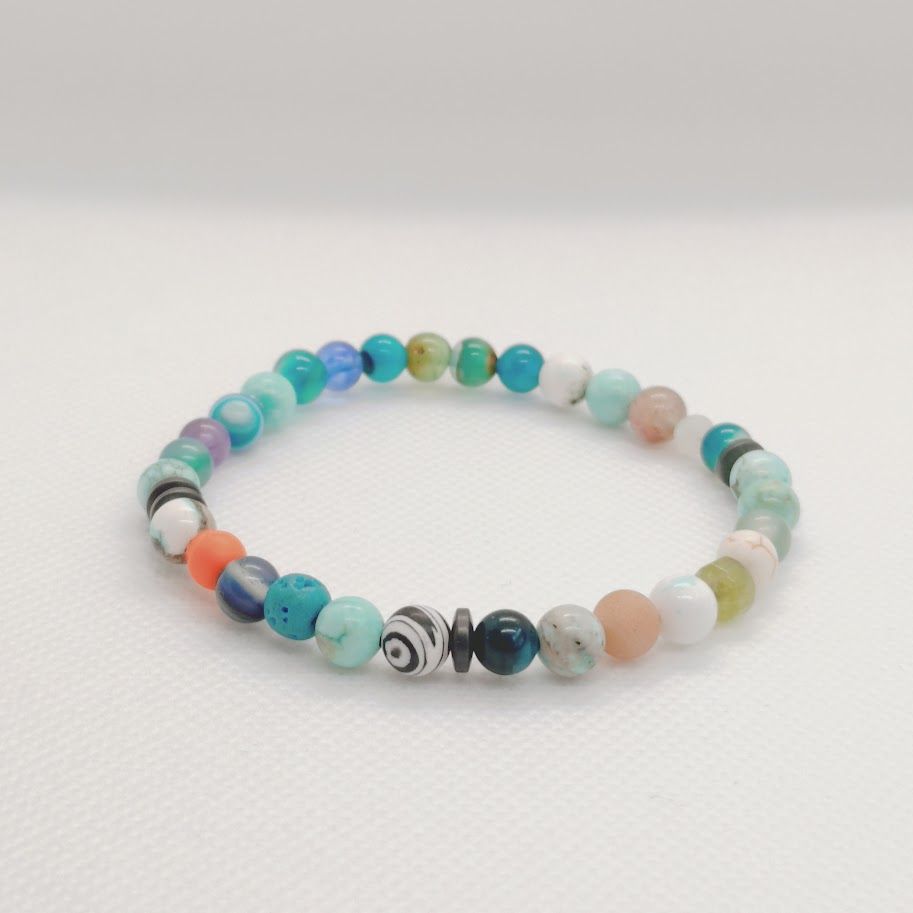 Vrolijke armband op elastiek met een vrolijke mix van verschillende edelsteenkralen van 6mm