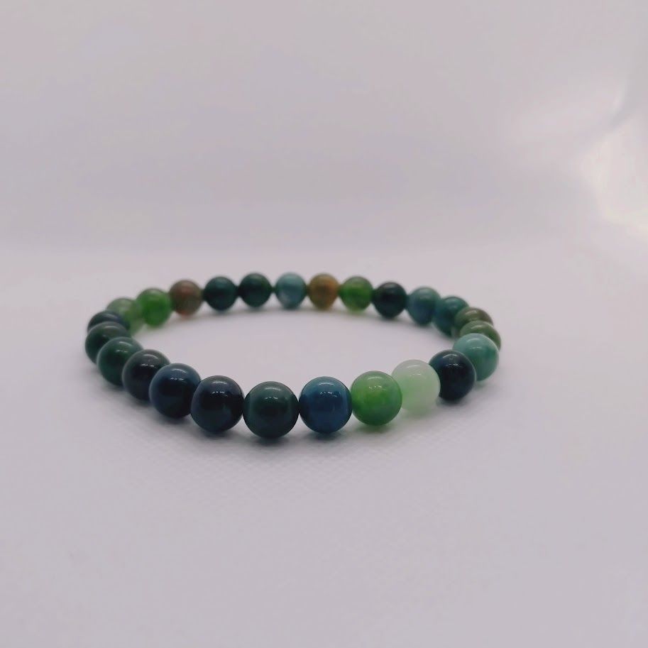 Handgemaakte armband van 8mm mosagaat kralen geregen op elastiek.