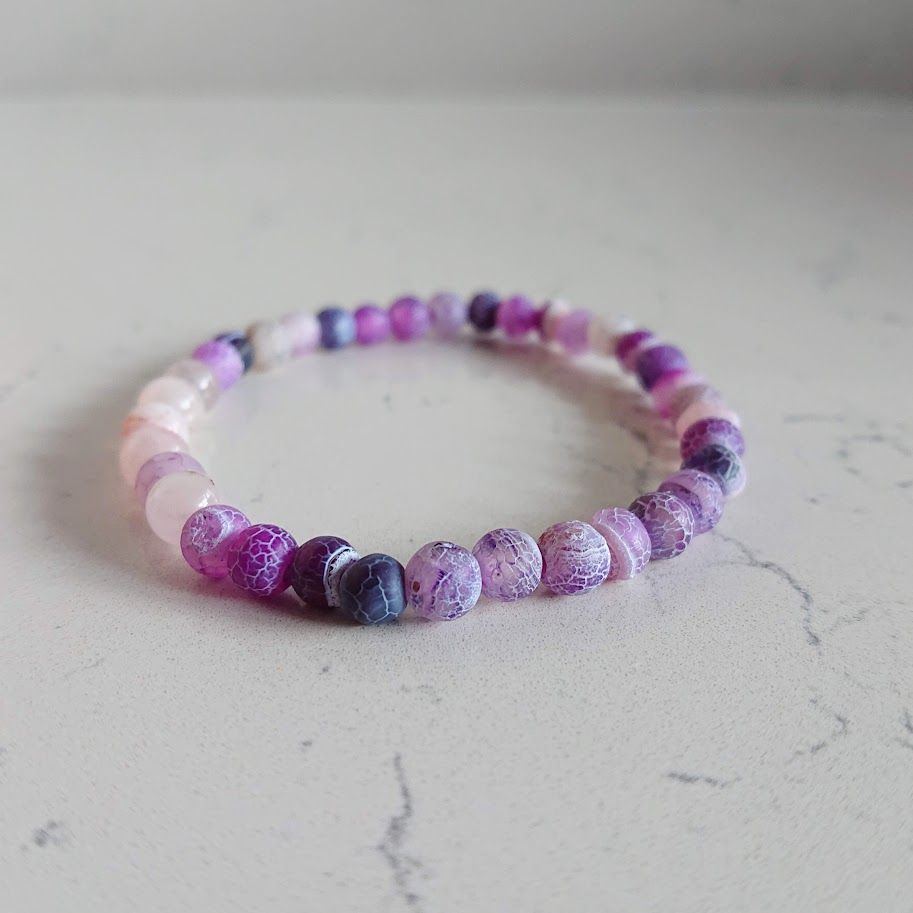 mooie armband van natuursteenkralen paarse en lila crackle