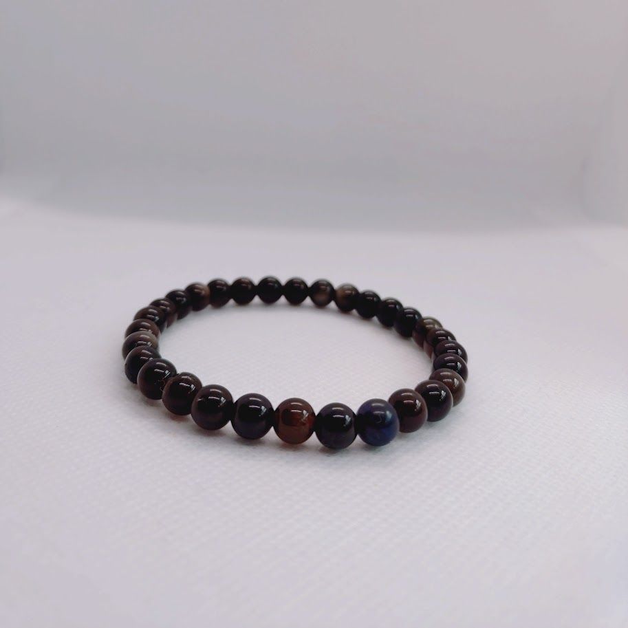 Armband van 6mm obsidiaankralen geregen op elastiek.