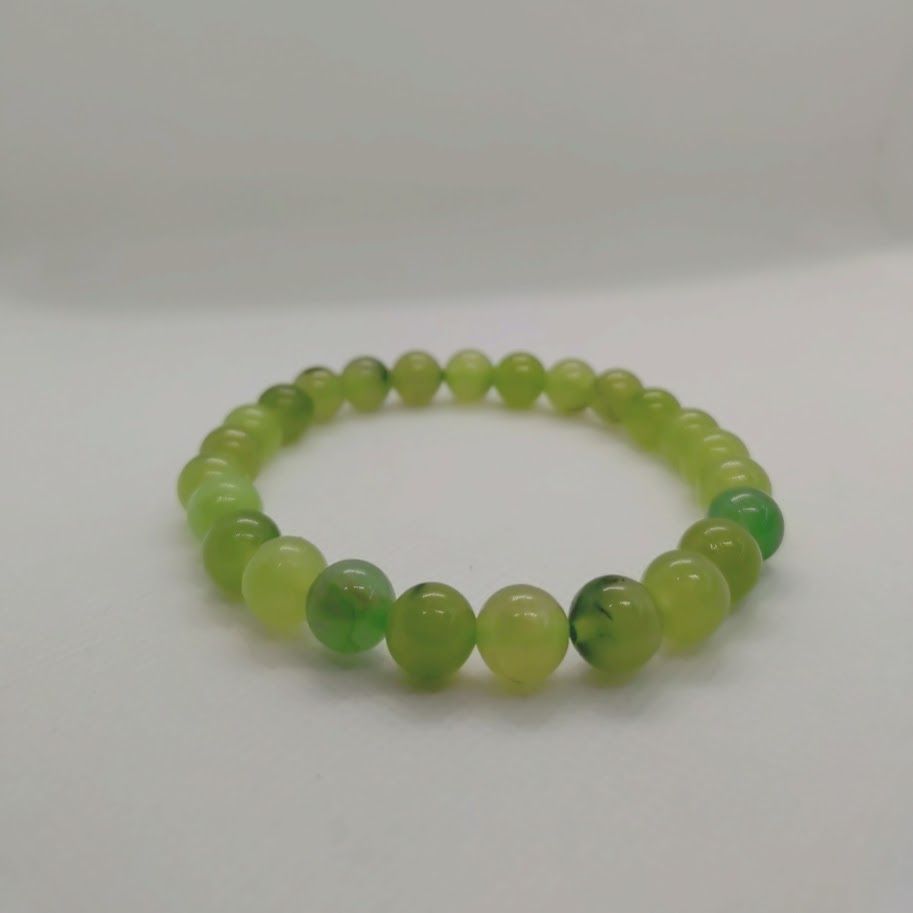Armband van prehnietkralen geregen op elastiek.