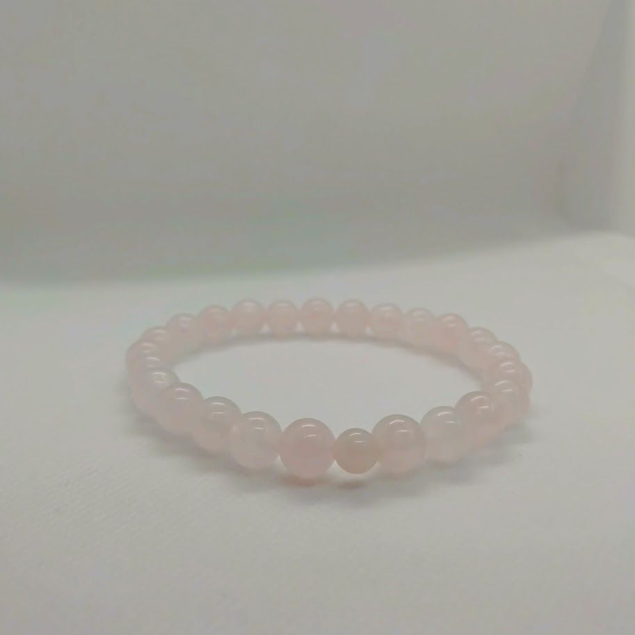 Armband van rozenkwartskralen geregen op elastiek.