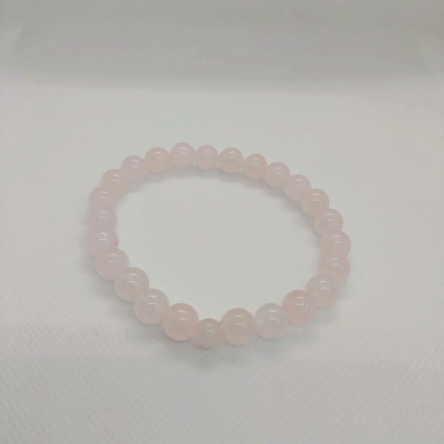 Armband van rozenkwartskralen geregen op elastiek.